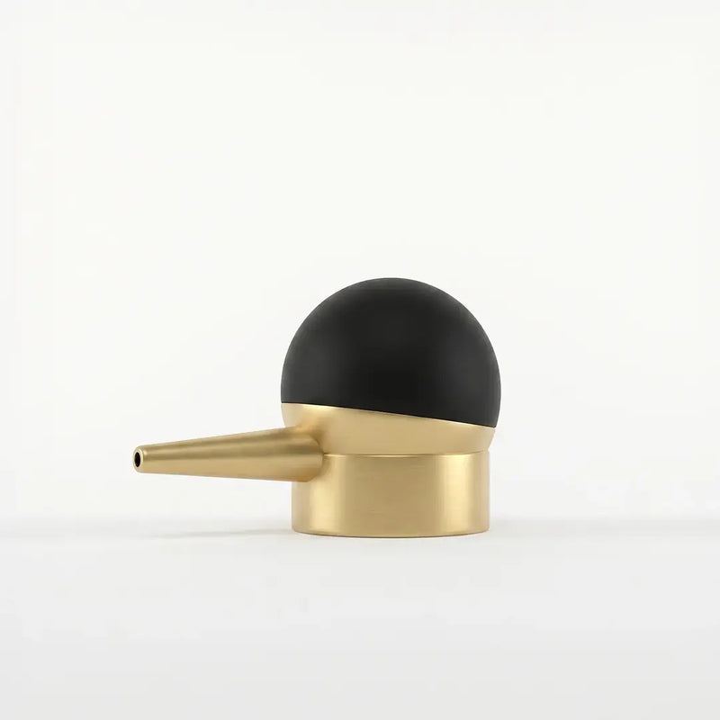Applicateur précision pour poudre densifiante cheveux Avey doré et noir.