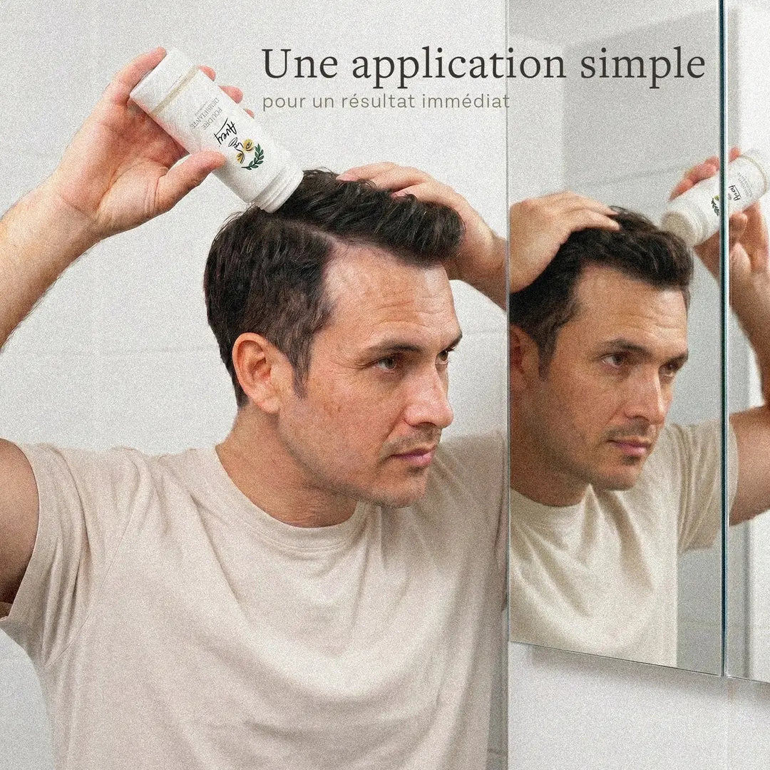 Un homme s’applique la poudre densifiante pour cheveux Avey.