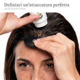 Applicazione precisa delle fibre per capelli con il definitore dell’attaccatura
