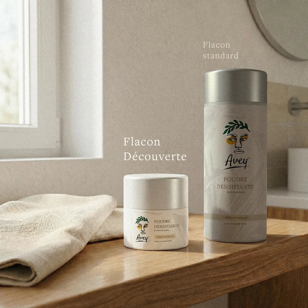 Comparaison entre le flacon découverte et le flacon standard de poudre densifiante cheveux Avey
