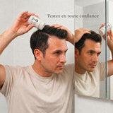 Homme appliquant la poudre densifiante pour cheveux Avey avec le flacon découverte pour tester le produit et sa teinte
