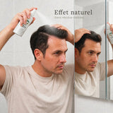 Homme appliquant le spray fixateur Avey sur ses cheveux après la poudre densifiante.